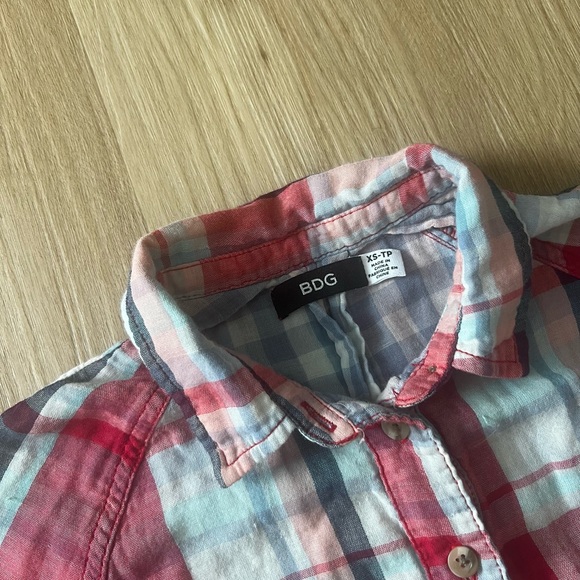 UO Plaid Cropped Button Up - Picture 5 of 5